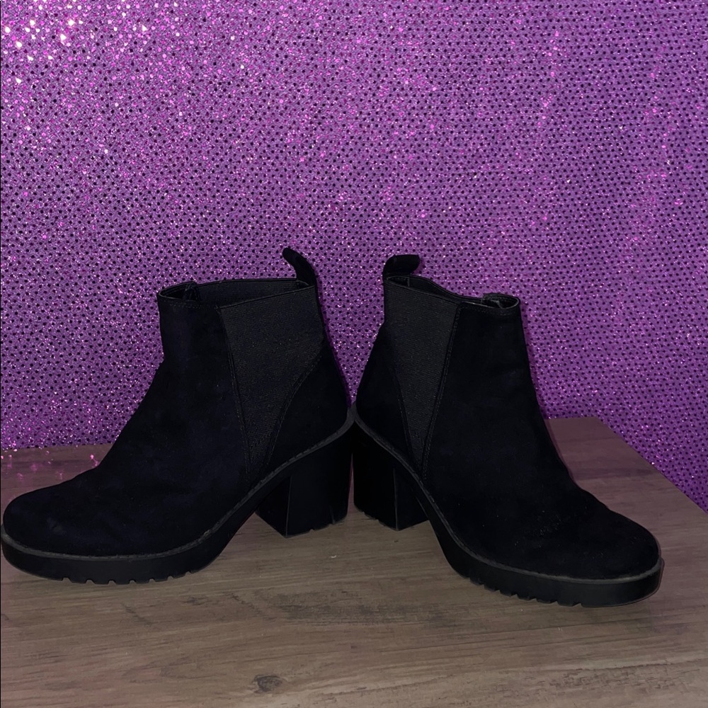 🏝️🎉 Used Black Suede Ankle Boots - Picture 5 of 10